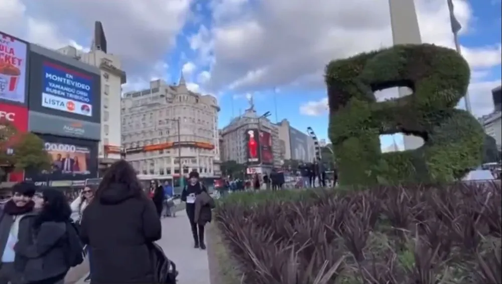 Publicidad de la candidatura de Yamandú Orsi en la avenida 9 de Julio de Buenos Aires