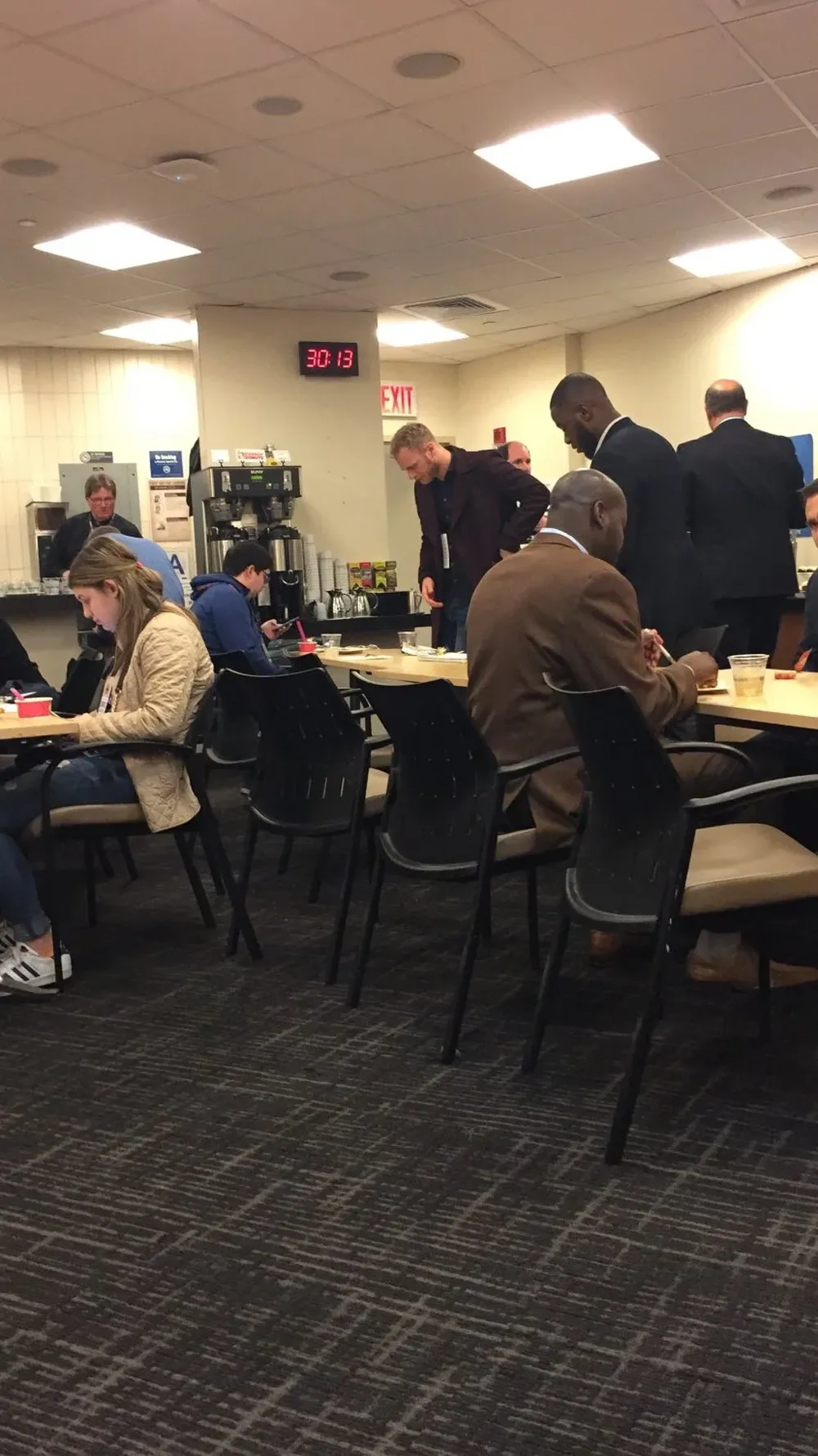 El comedor de prensa que ofrecen cada partido los Knicks. El reloj marca cuánto falta para el partido. Detrás de la sala, la entrada al salón de conferencias de prensa.
