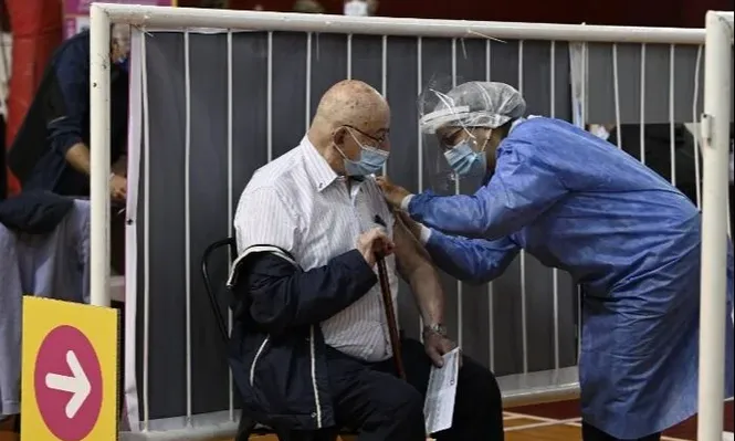 Un trabajador de la salud es vacunado contra el covid-19 en Argentina