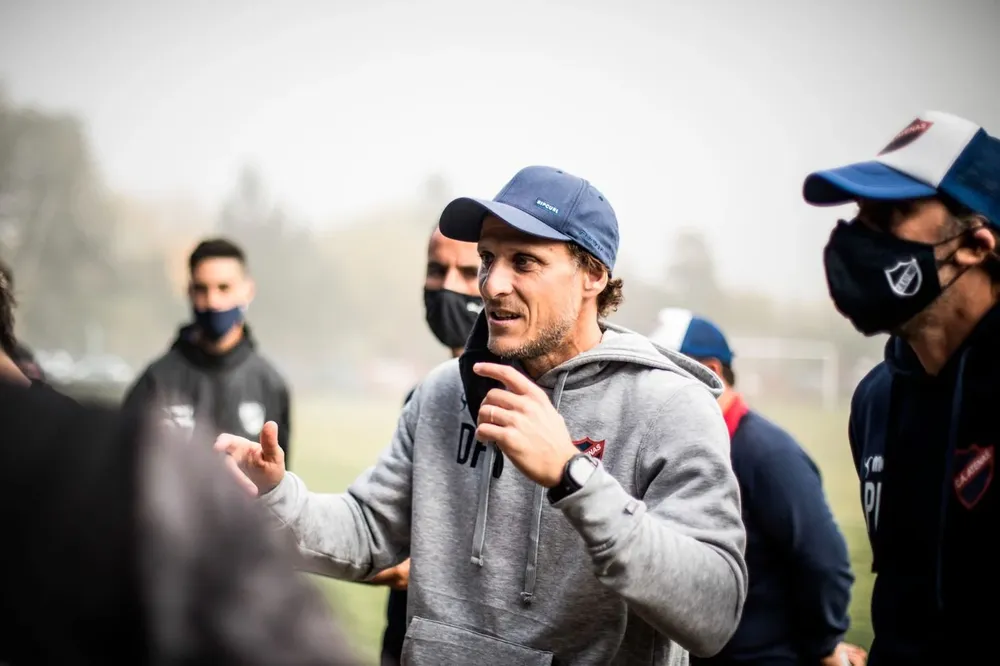 Diego Forlán, entrenador de Atenas en plena charla con sus futbolistas