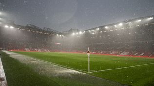 Old Trafford de Manchester United bajo lluvia