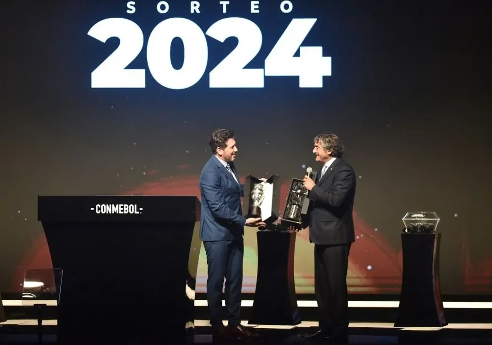 Francescoli fue homenajeado por la Conmebol