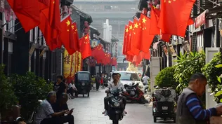 Banderas alineadas en las tiendas en China
