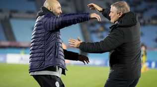 Marcelo Méndez y Diego Aguirre, los técnicos de Montevideo City Torque y Peñarol, respectivamente, se saludaron previo al encuentro por Copa AUF Uruguay