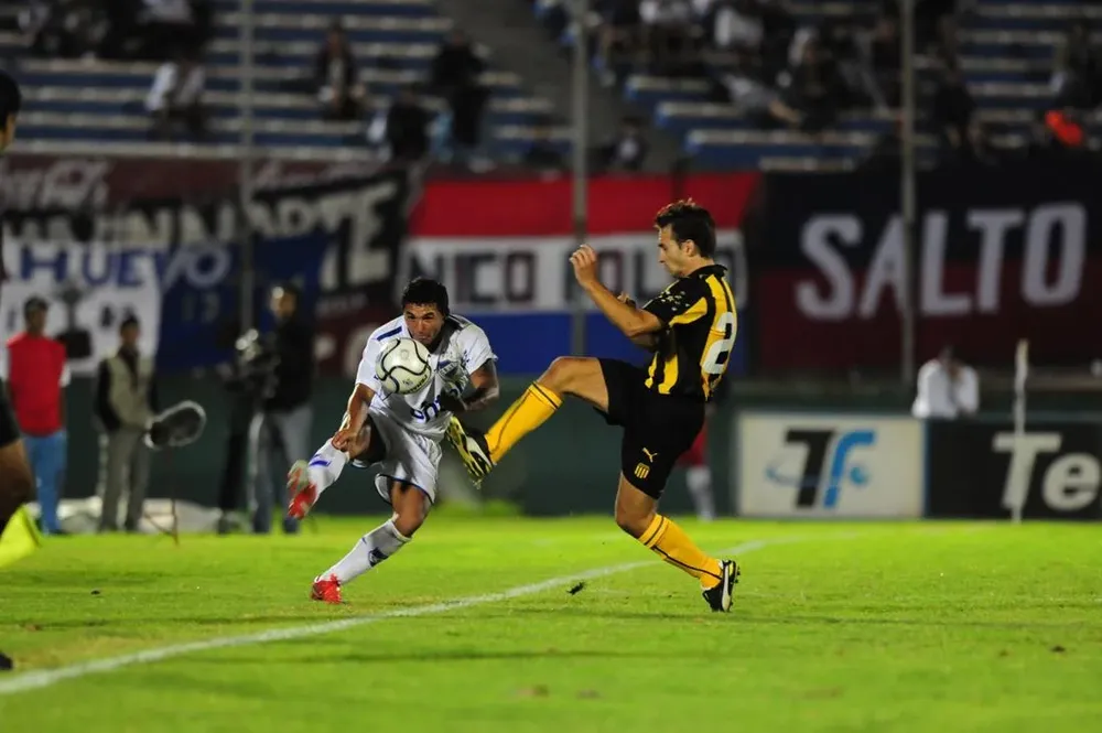 Emiliano Albin marcando a Tabaré Viudez en un clásico