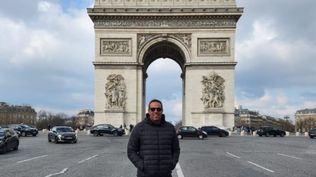 Ignacio Ruglio, presidente de Peñarol, y el Arco del Triunfo en París