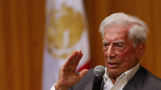 El escritor peruano, Mario Vargas Llosa, durante una conferencia de prensa en la V Bienal Mario Vargas Llosa, en la Universidad de Guadalajara (México). (Archivo) EFE/Francisco Guasco