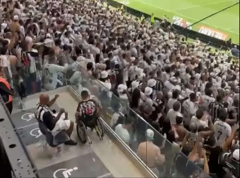 El niño festeja en su silla de ruedas en el nuevo estadio de Atlético Mineiro