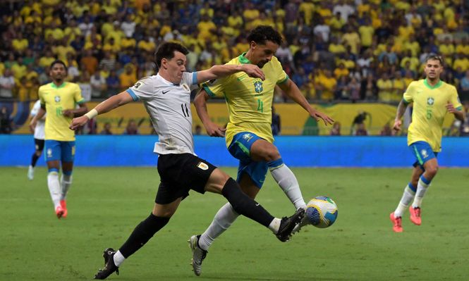 Facundo Pellistri de la selección de Uruguay ante Marquinhos de Brasil