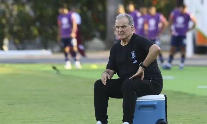 Marcelo Bielsa dirigió sentado en la heladera, en la zona técnica