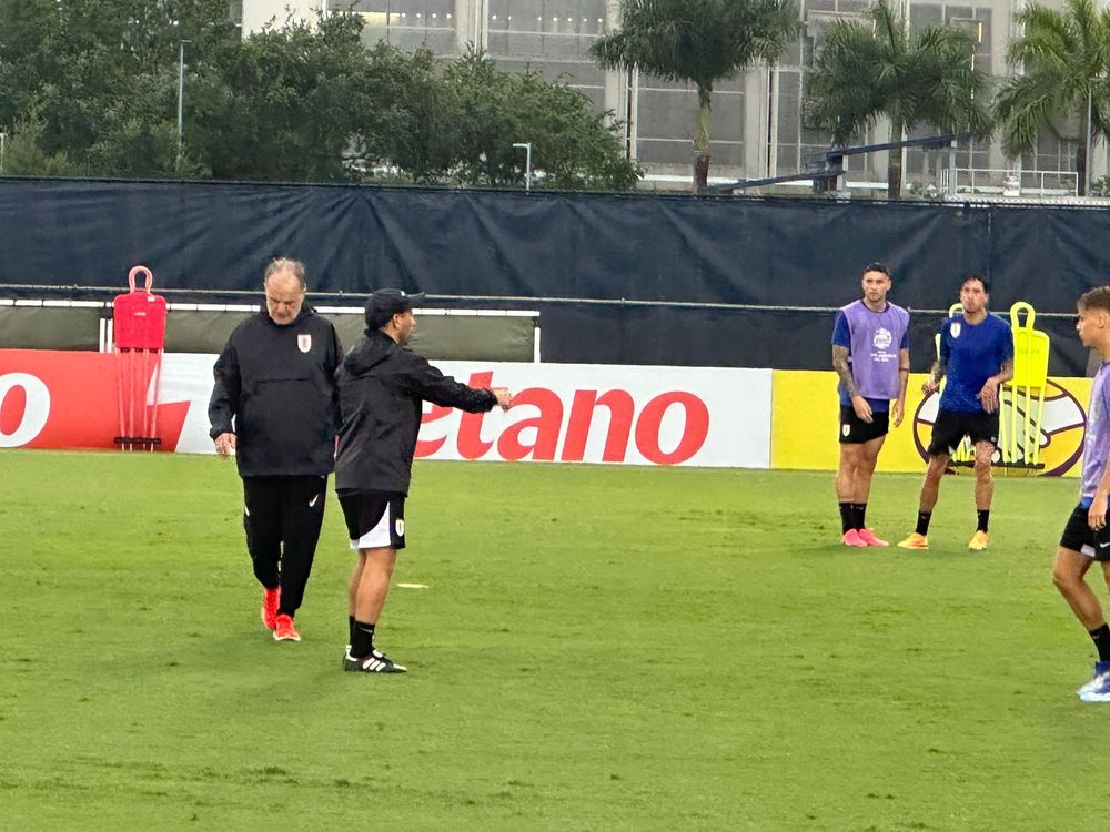 Marcelo Bielsa en el entrenamiento de la selección de Uruguay este sábado de tarde en Miami