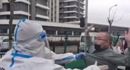 Un video analizado por la BBC muestra los enfrentamientos entre la policía y residentes en China