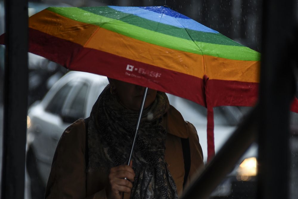 20250408 Lluvia, frio, paraguas, mal tiempo, estado del tiempo.