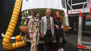 La bióloga molecular y candidata ​a astronauta española, Sara García Alonso y el astronauta Pedro Duque, en las instalaciones de la empresa ilicitana PLD SPACE. EFE