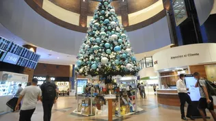 Árbol de Navidad en el shopping Tres Cruces (archivo de 2021)
