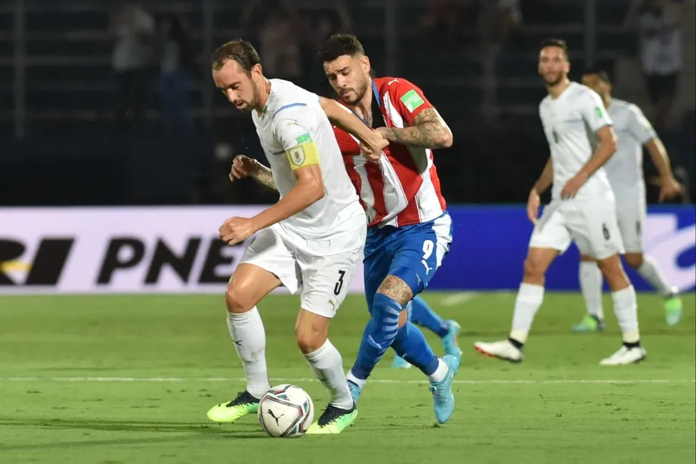 Diego Godín mantiene la cinta de capitán en el inicio de Diego Alonso como DT de la Celeste
