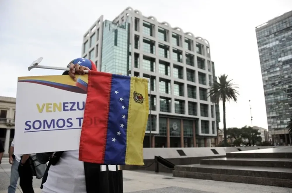 Martes 18. Un manifestante participa de una concentración en la Plaza Independencia en reclamo de paz para Venezuela