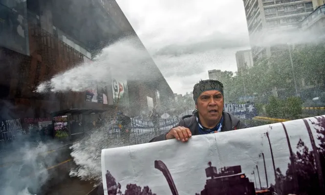 Un hombre indígena mapuche durante una protesta en el centro de Santiago, el 10 de octubre de 2021, en medio de la conmemoración del Día de la Raza