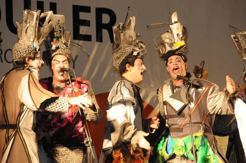 Tres escenarios contrataron solo murgas para esta noche