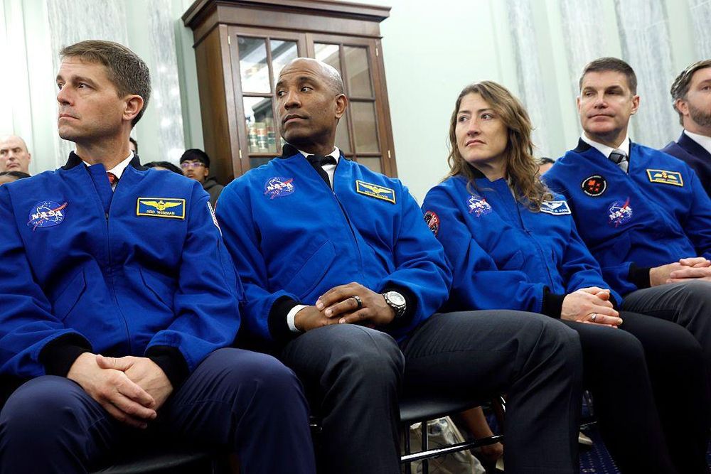 Los astronautas de la misión Artemis II (de izquierda a derecha): el comandante Reid Wiseman, el piloto Victor Glover y los especialistas de misión Christina Koch y Jeremy Hansen.