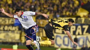 Lucas Villalba de Nacional ante Eduardo Darias de Peñarol
