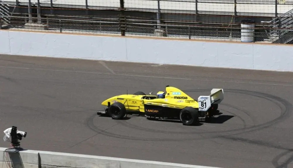 Urrutia circuló en la pista de las 500 Millas.