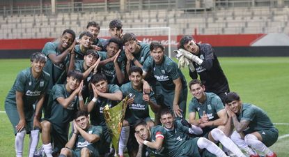 Los juveniles de Racing celebran con el trofeo que ganaron en Alemania
