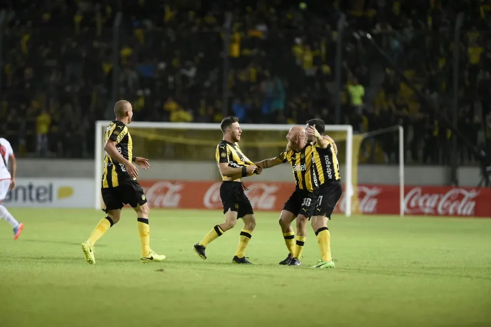 Nandez celebra la apertura ante Danubio