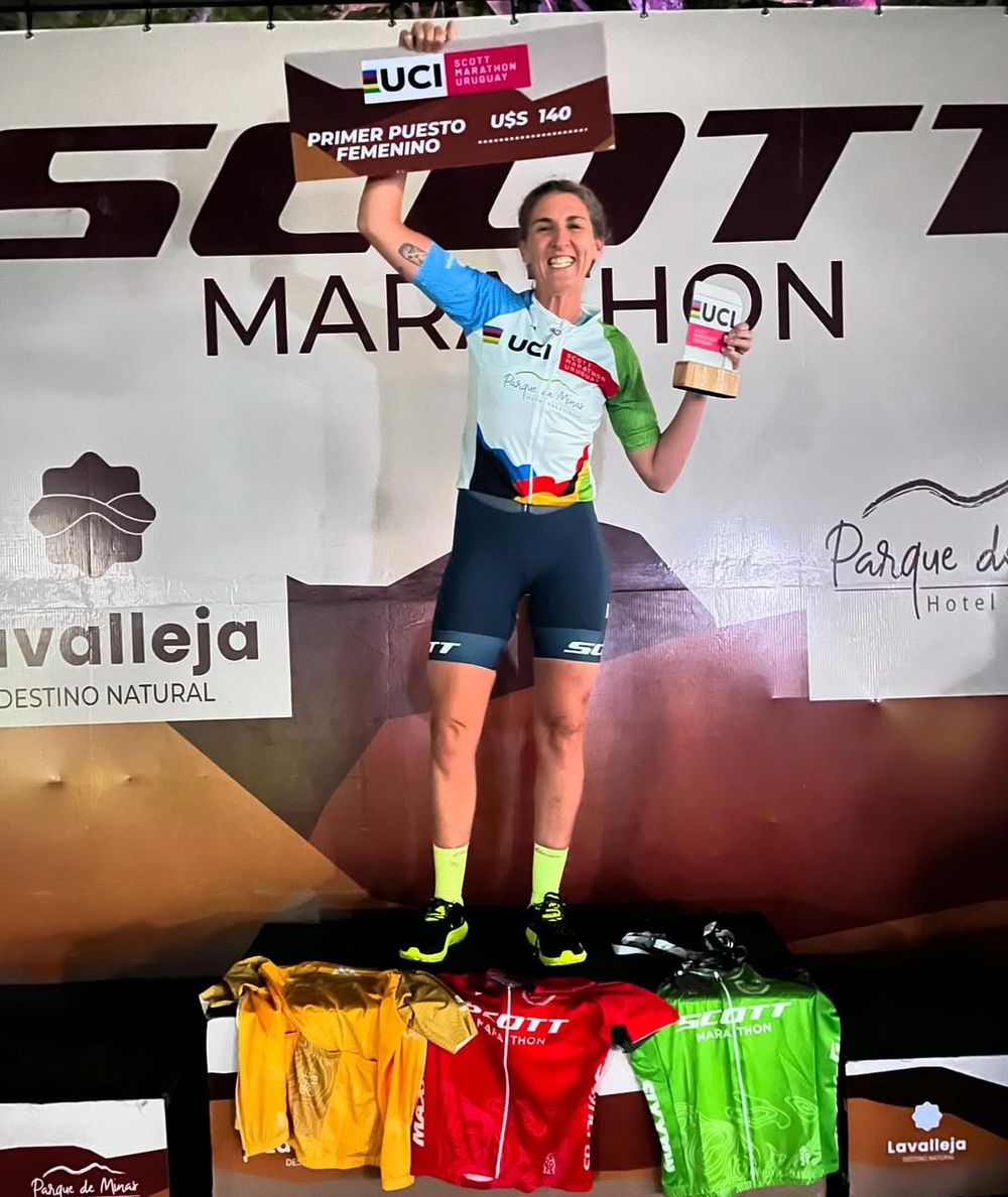 Ana Laura Fontes en lo alto del podio de la Scott Marathon de Minas Ana Laura Fontes en lo alto del podio de la Scott Marathon de Minas