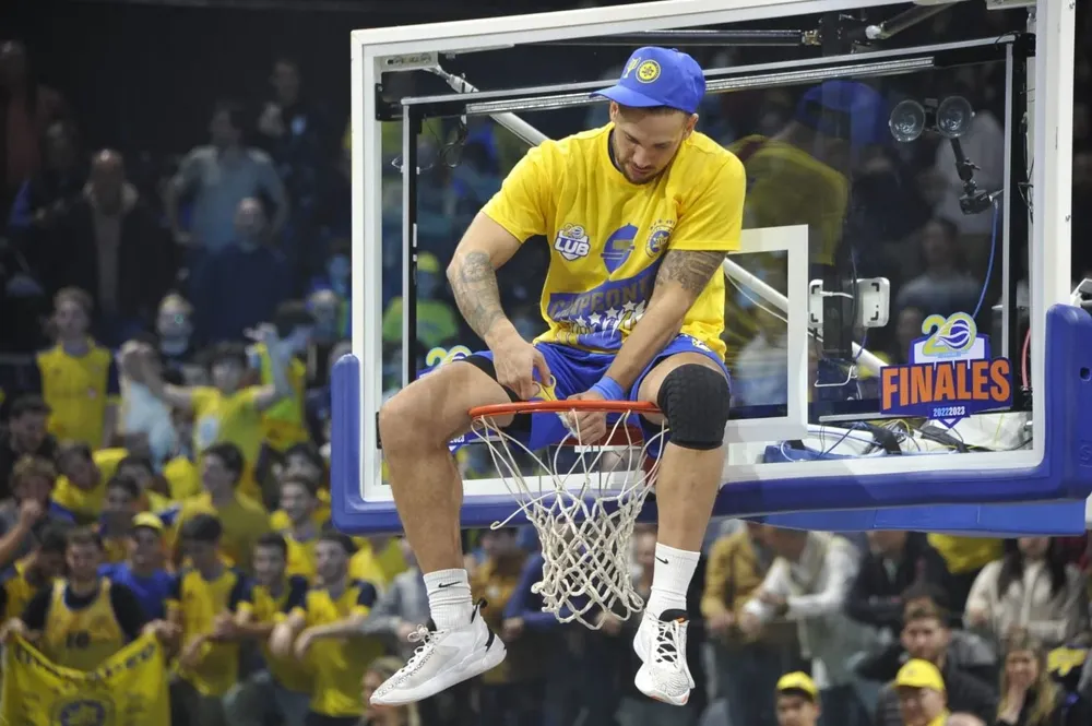 Brian García cortó una de las redes