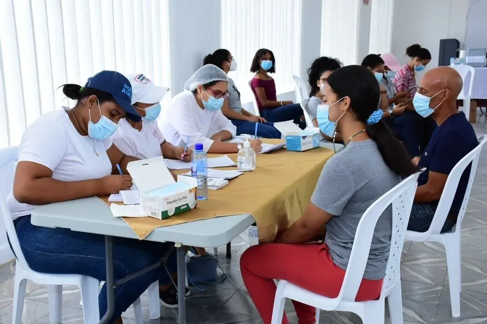 Dominicanos acuden a vacunarse contra el coronavirus, en Nagua el 26 de junio de 2021