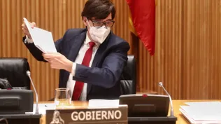 El ministro de Sanidad, Salvador Illa, se dirige a comparecer en la Comisión de Sanidad y Consumo del Congreso de los Diputados.