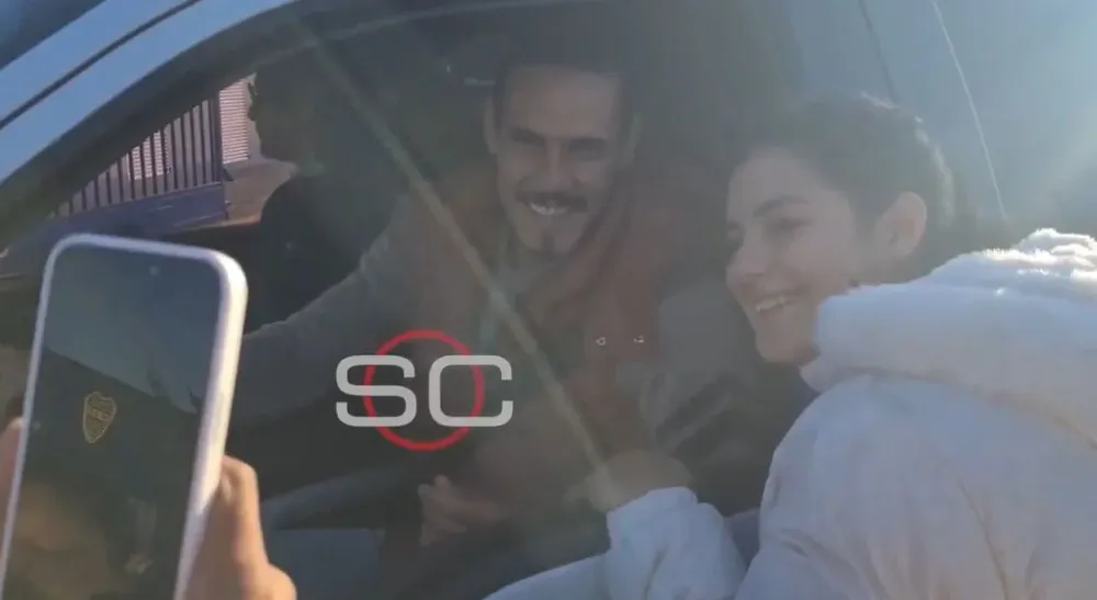 Edinson Cavani firmó autógrafos y hasta hizo un video dedicado a la llegada a la práctica de Boca Juniors
