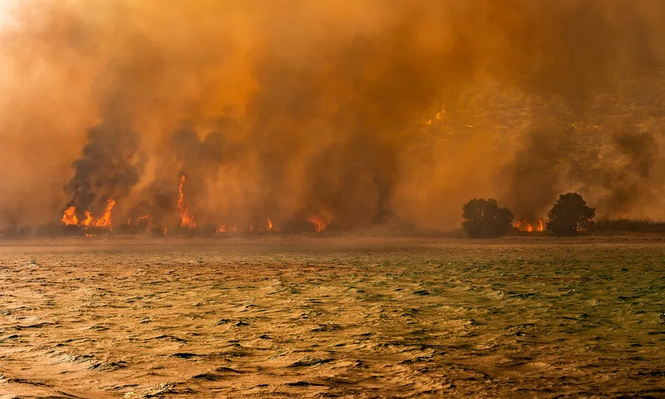 Columnas de humo de un incendio registrad ayer en la isla de Chios, Grecia. EFE