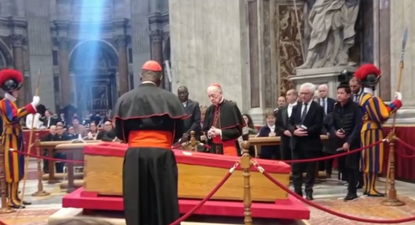 El cardenal Juan Luis Cipriani reza frente al féretro del Papa.