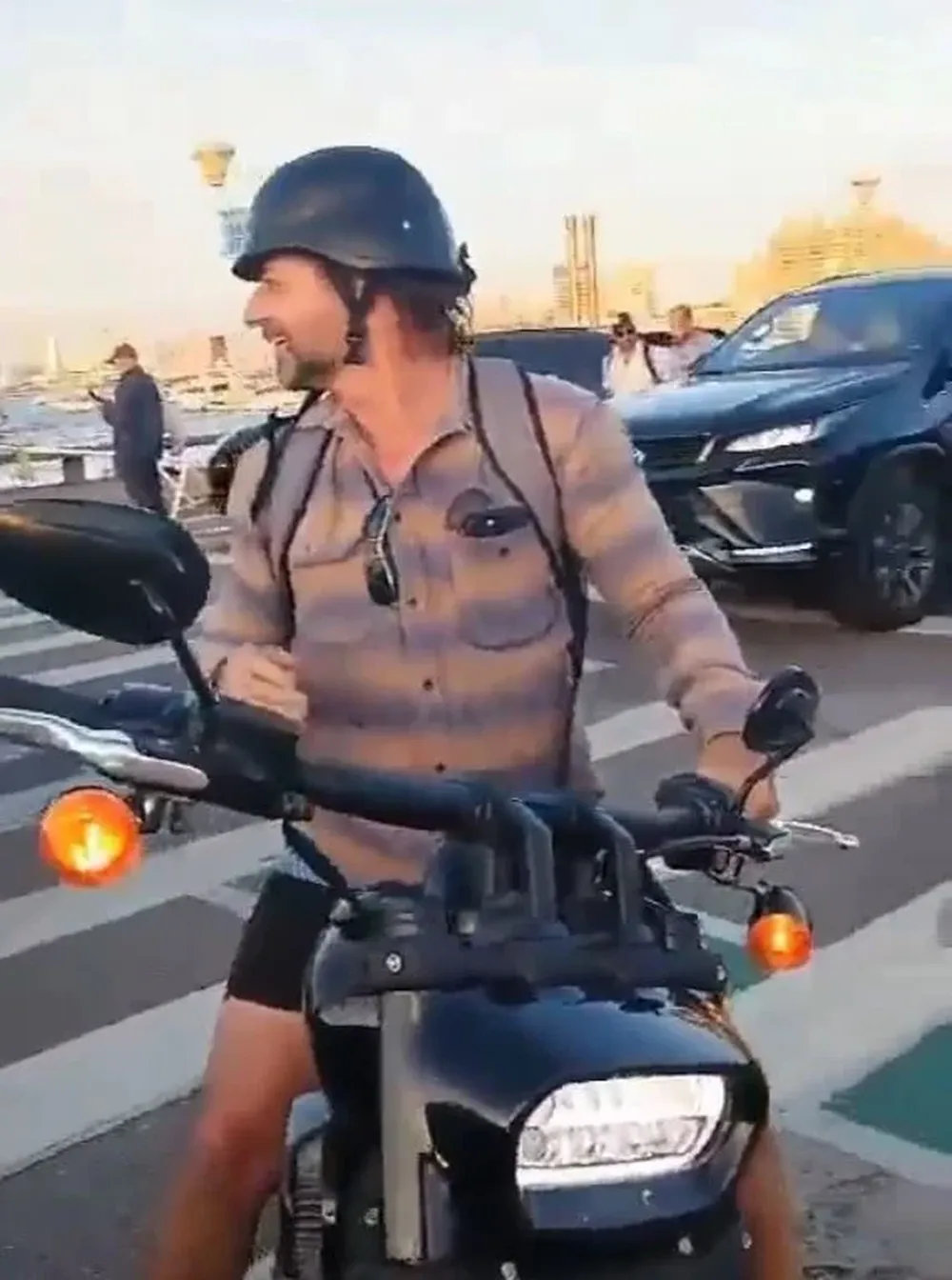 Lacalle Pou manejando una moto en Punta del Este