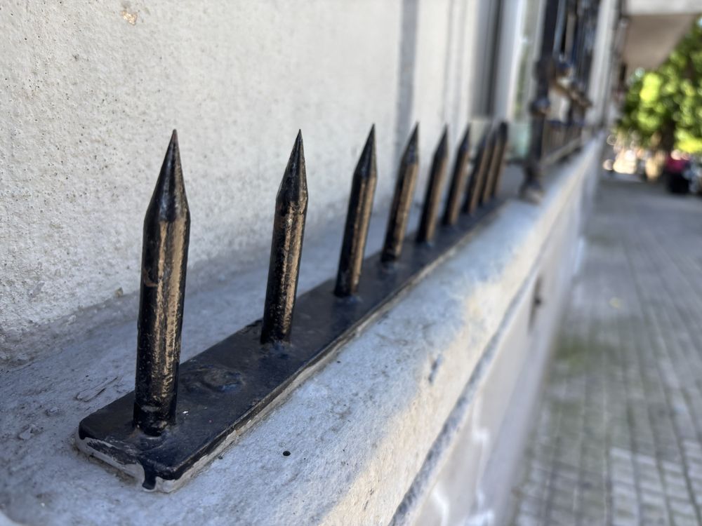 Ejemplo de arquitectura hostil que sigue presente en el Municipio B