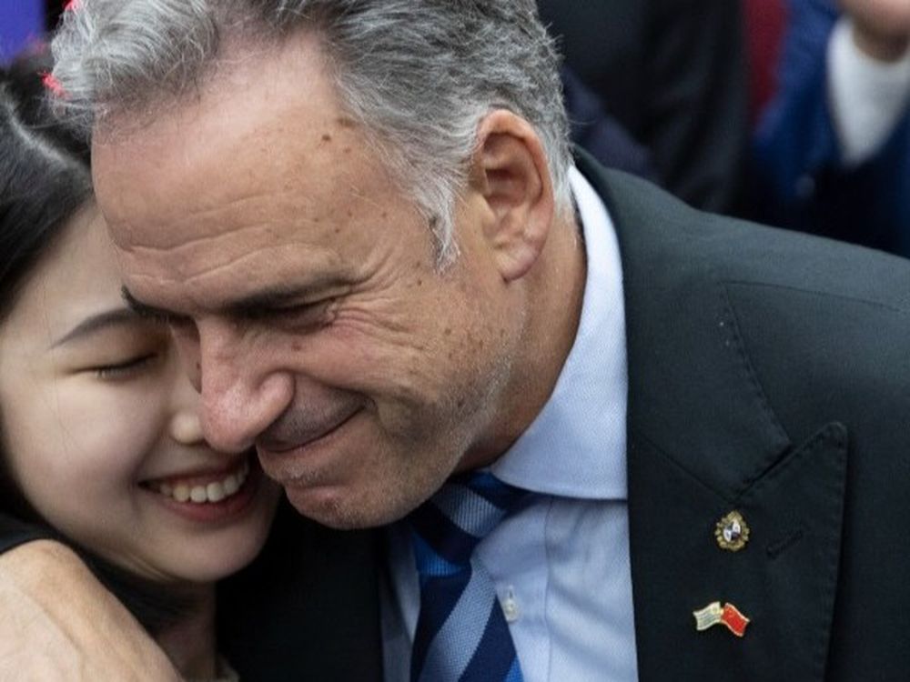 Yamandú Orsi con Lu Yuelin, la estudiante china que cantó una canción de Ana Prada