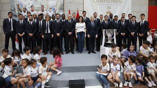 Isabel Díaza Ayuso celebra con el equipo y los dirigentes del Real Madrid