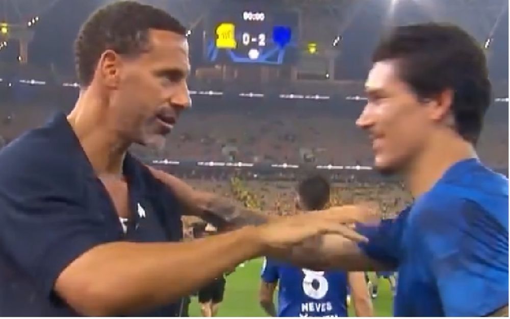 Rio Ferdinand estuvo comentando el partido clásico entre Al-Ittihad y Al-Hilal, y luego fue saludado por Darwin Núñez