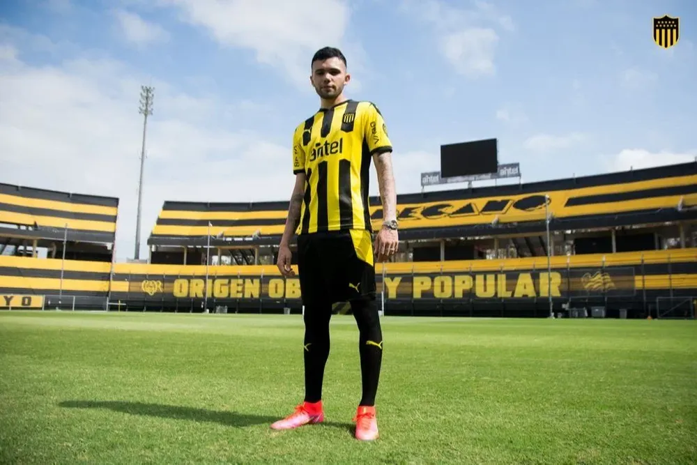 Nicolás Schiappacasse fue presentado por Peñarol este viernes en el Estadio Campeón del Siglo