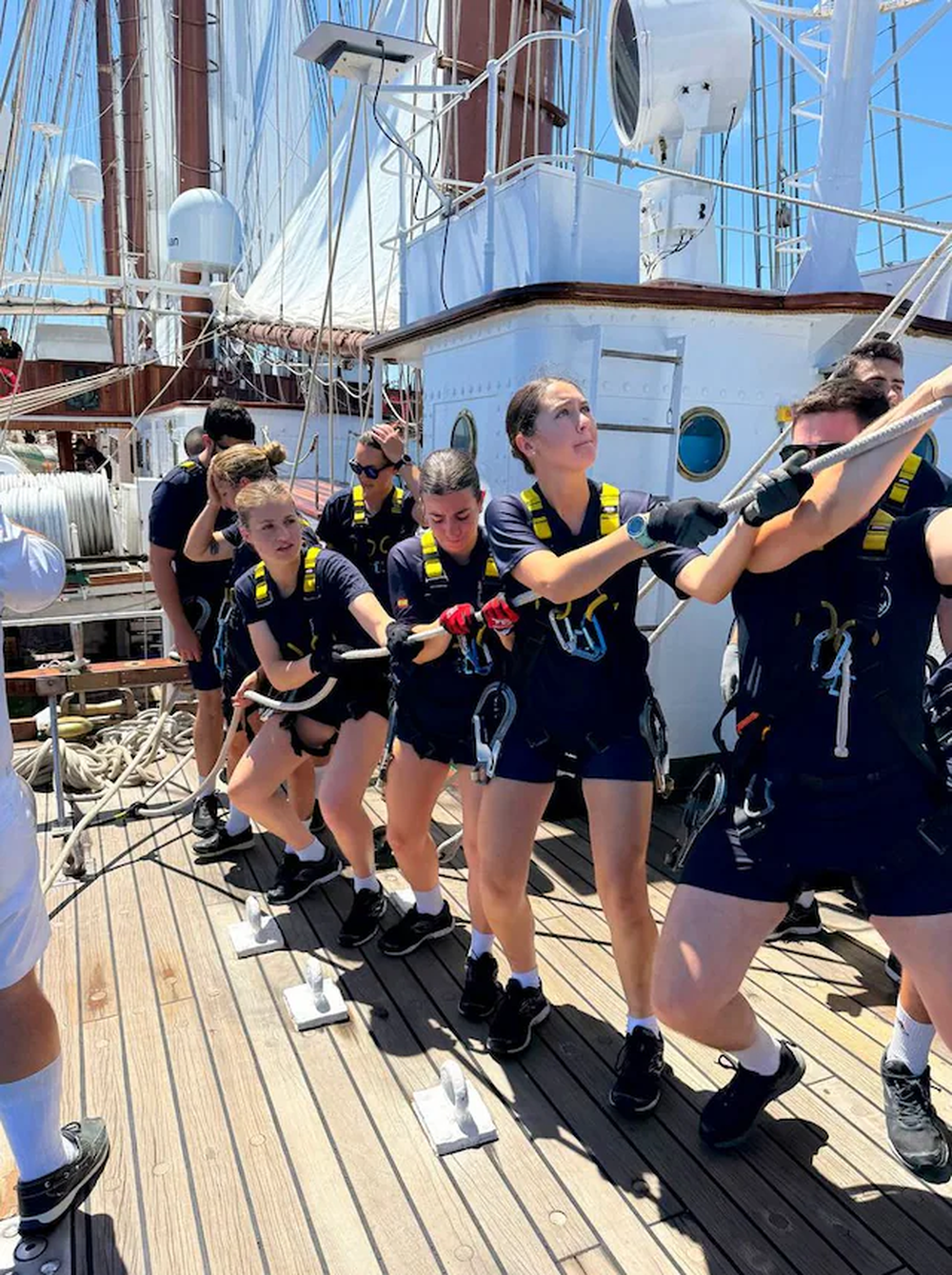 La princesa Leonor durante su travesía en el buque militar Elcano.