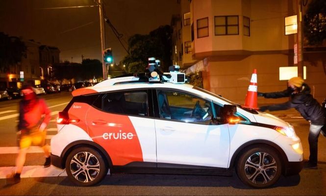 Los activistas se divierten inhabilitando taxis robot por la noche para protestar contra su proliferación.