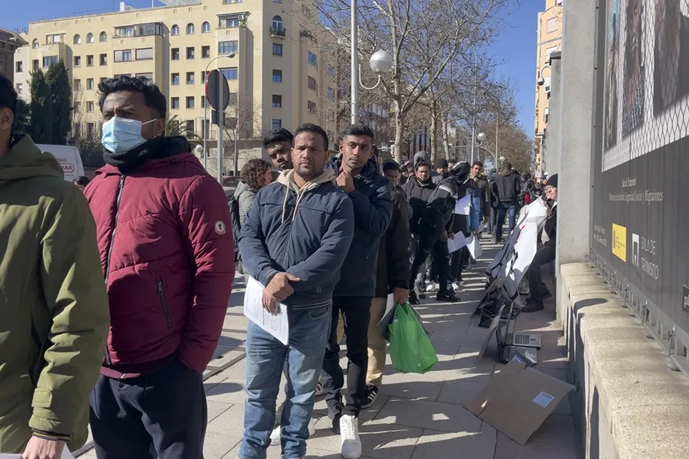 Cola en una oficina de extranjería.