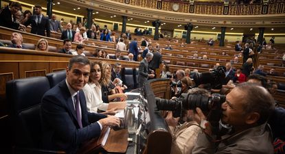 El presidente del Gobierno, Pedro Sánchez, es fotografiado por los medios durante una sesión plenaria, en el Congreso de los Diputados