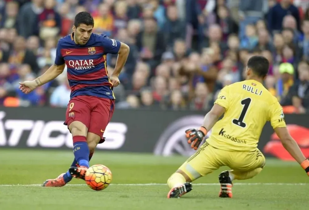 Luis Suárez define ante la mirada de Gerónimo Rulli, arquero argentino de Real Sociedad