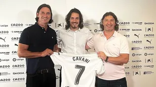 Edinson Cavani junto a Gonzalo De los Santos y Walter Guglielmone en Valencia