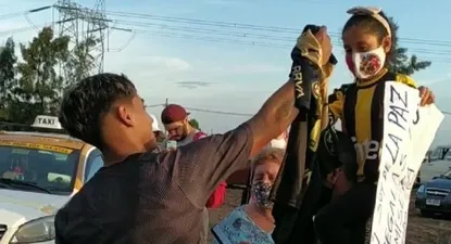El momento en que Facundo Torres le entrega la camiseta a una niña hincha de Peñarol