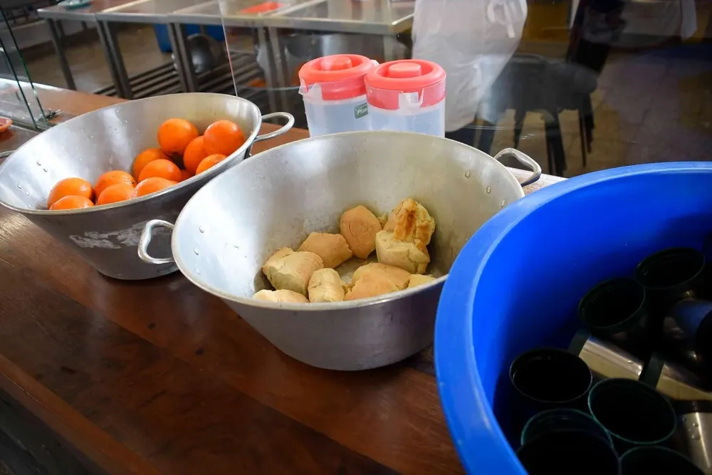 Muchas familias no pueden afrontar los gastos de comida, ni califican para recibir los platos gratuitos