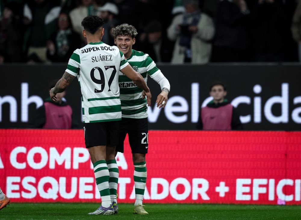Maximiliano Araujo celebra su gol con el Sporting de Lisboa
